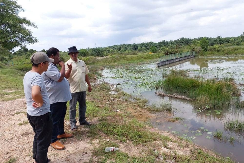 Penduduk menunjukkan kawasan Rancangan Tebatan Banjir, (RTB) Sungai Rambai-Sungai Kesang yang terbengkalai sejak enam tahun lalu di Sungai Rambai.