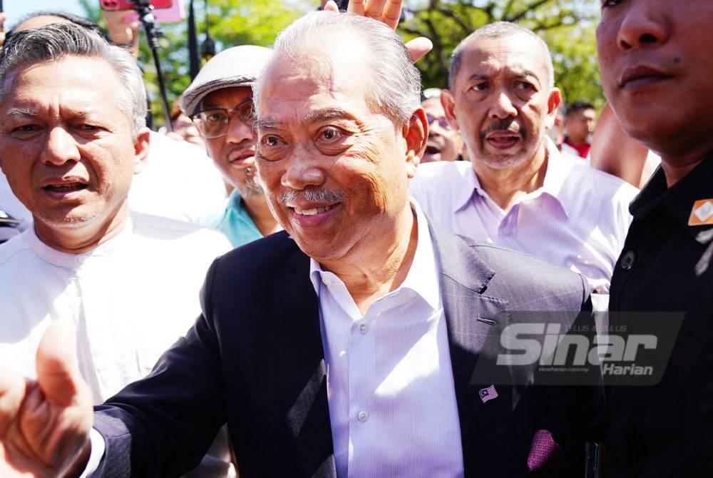 Muhyiddin dilihat hadir ke SPRM Putrajaya pada jam 11.10 pagi dipercayai untuk membantu siasatan berkaitan dana yang diterima Parti Pribumi Bersatu Malaysia (Bersatu). - FOTO SINAR HARIAN/ROSLI TALIB