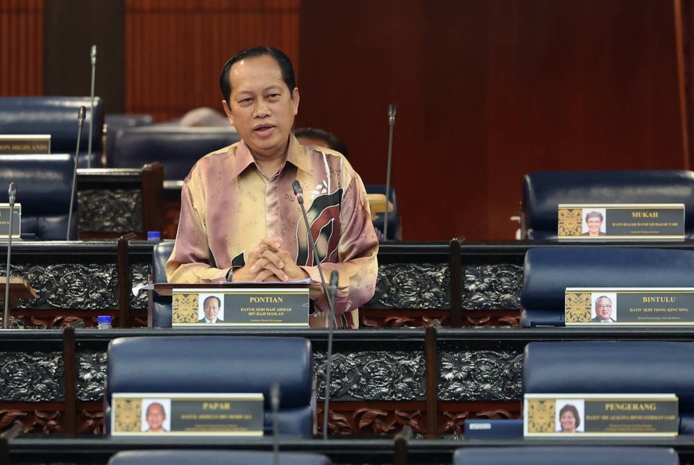 Ahmad Maslan ketika sesi soal jawab pada Mesyuarat Pertama Penggal Kedua Parlimen ke-15 di Bangunan Parlimen pada Khamis. - Foto Bernama