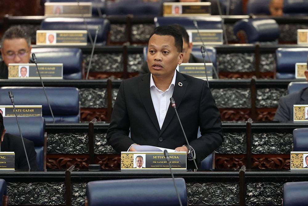 Nik Nazmi ketika sesi soal jawab pada persidangan Dewan Rakyat di Bangunan Parlimen pada Khamis. - Foto Bernama