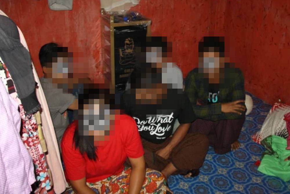 Sebahagian PATI yang ditahan bersembunyi di sebuah premis perniagaan di sini dalam satu operasi pada Rabu. FOTO JABATAN IMIGRESEN PERAK