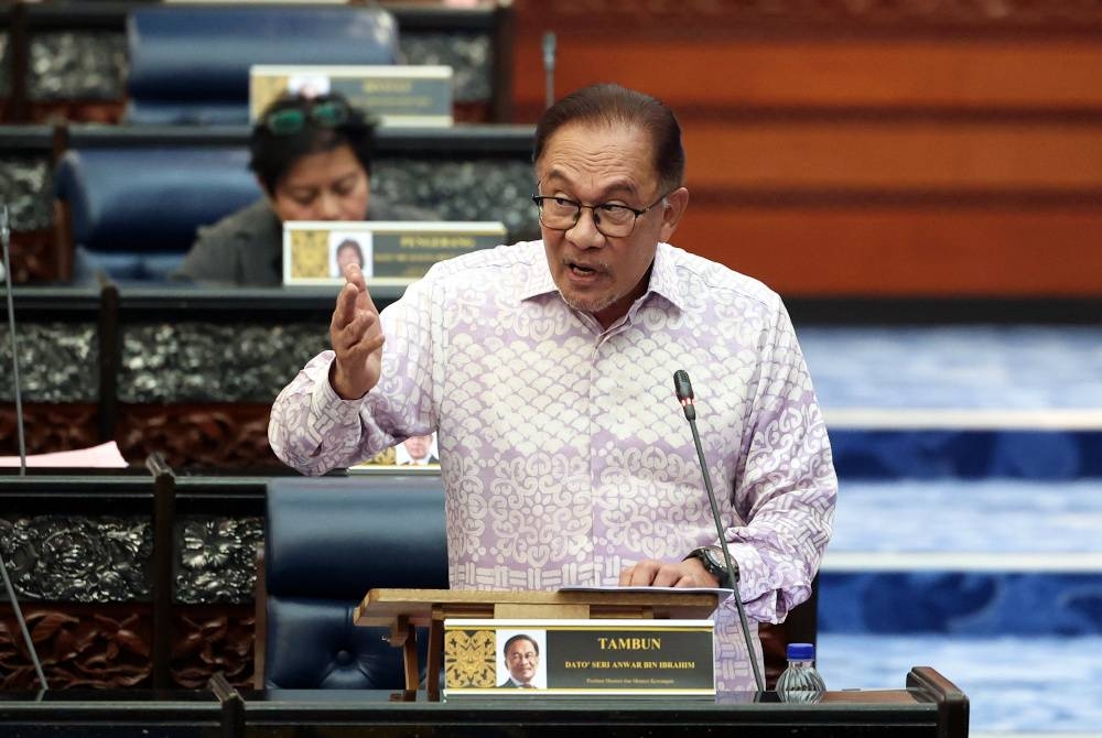 Anwar ketika sesi penggulungan belanjawan pada Mesyuarat Pertama Penggal Kedua Parlimen ke-15 di Bangunan Parlimen pada Khamis. - Foto Bernama