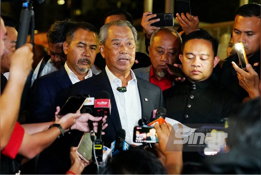 Muhyiddin bercakap kepada pemberita selepas selesai memberi keterangan di Ibu Pejabat SPRM Putrajaya di sini pada Khamis. - Foto Sinar Harian ROSLI TALIB