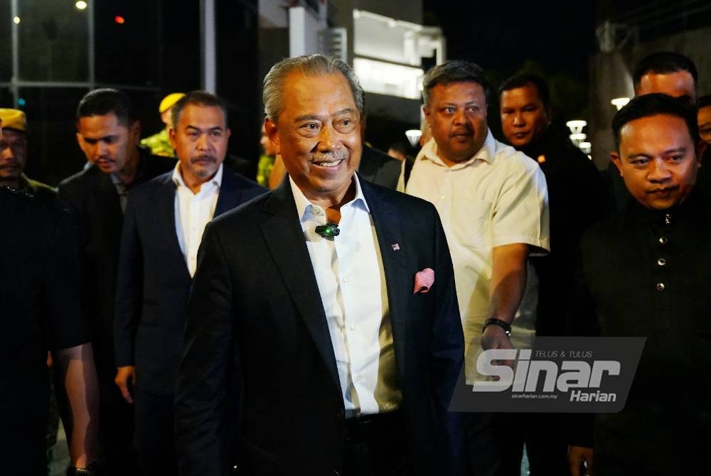 Muhyiddin selesai memberi keterangan kira-kira sembilan jam di Ibu Pejabat SPRM di sini pada Khamis. - Foto Sinar Harian ROSLI TALIB