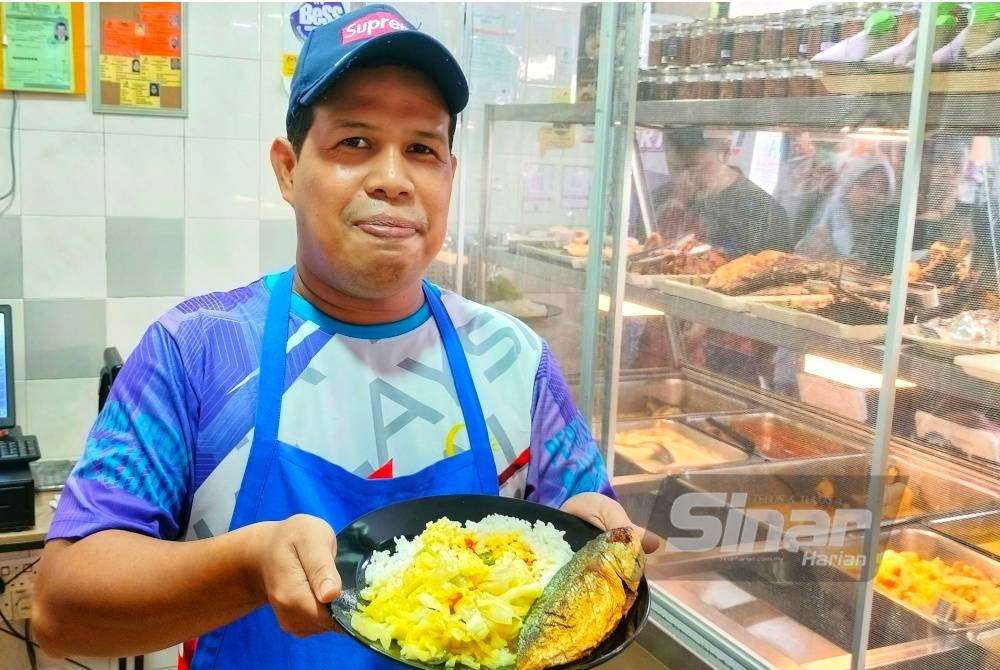 Rozaini berama Menu Rahmah yang ditawarkan di gerai tersebut.