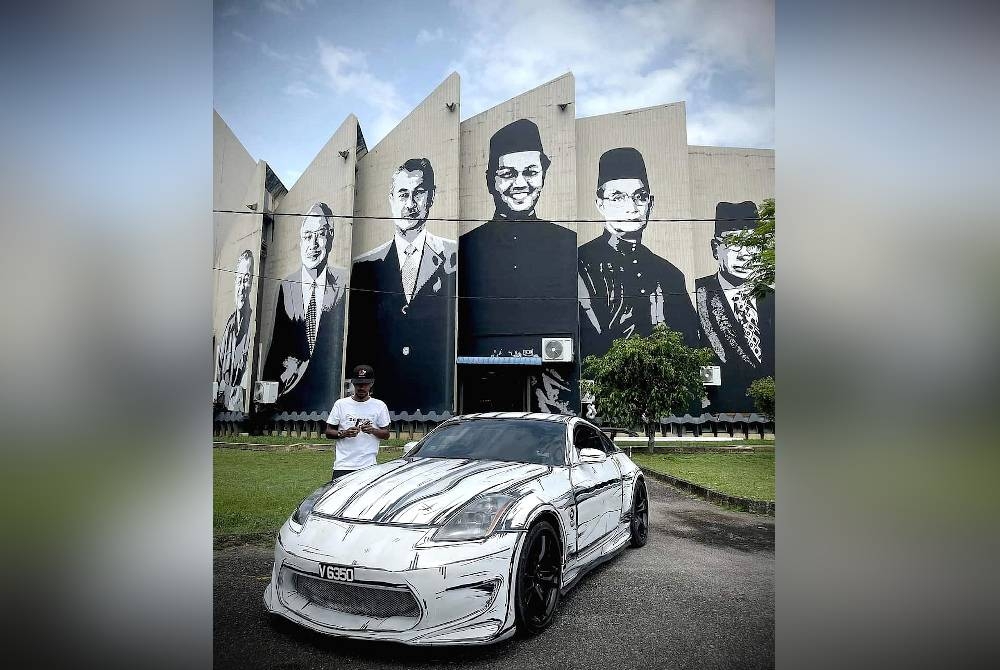 Mohd Rozamil bersama kereta jenis Nissan Fairlady yang mendapat sentuhan kreatifnya bagi melakar lukisan &#039;anime sytle&#039; atau &#039;borderline&#039; pada kenderaan tersebut.