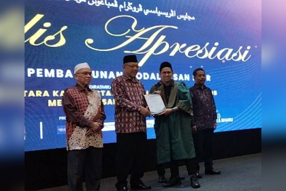 Muhamad Thaqib menerima sijil daripada Ahmad.