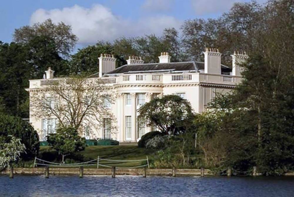 Rumah agam 40 bilik The Holme atau lebih dikenali sebagai Istana London milik Putera Khaled bin Sultan al-Saud dari Arab Saudi dibuka untuk jualan pada harga 250 juta Pound (RM1.34 bilion). - Gambar Twitter/@runnorthheights