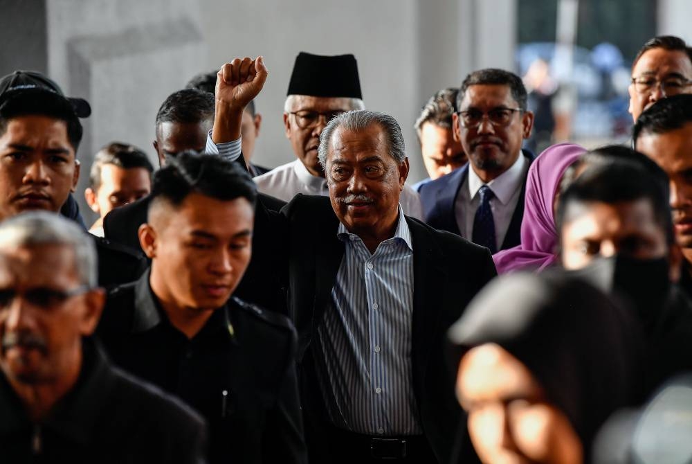 Muhyiddin diiringi isteri Puan Sri Noorainee Abdul Rahman tiba di Kompleks Mahkamah Kuala Lumpur pada Jumaat. - Foto Bernama