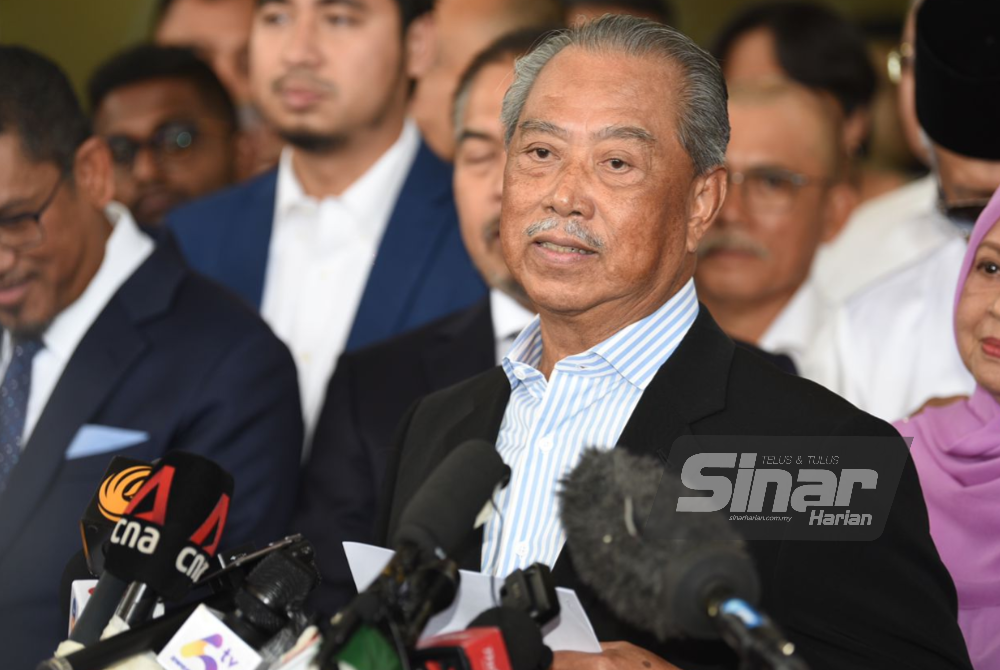 Muhyiddin pada sidang media di pekarangan Mahkamah Seksyen Kuala Lumpur pada Jumaat. - Foto Sinar Harian/ RAFEQ REDZUAN