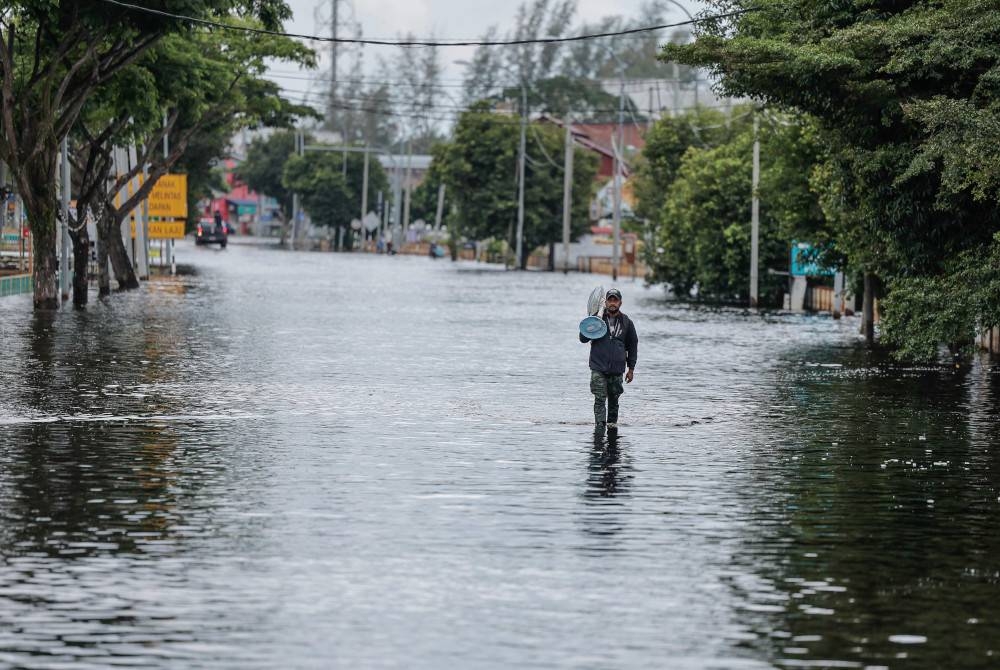 Keadaan di pekan Parit Sulong, Batu Pahat yang masih digenangi banjir termenung ketika tinjauan pada Khamis. - Foto Bernama