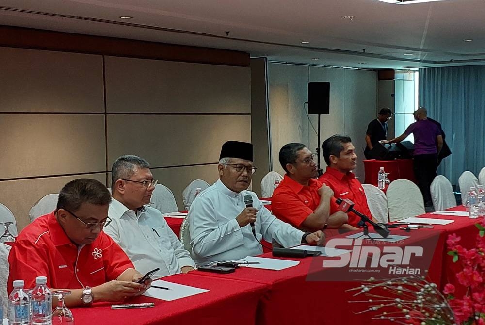 Hamzah (tengah) pada sidang media sempena Persidangan Agung Tahunan Srikandi Bersatu Malaysia 2022 di Menara PGRM pada Jumaat.