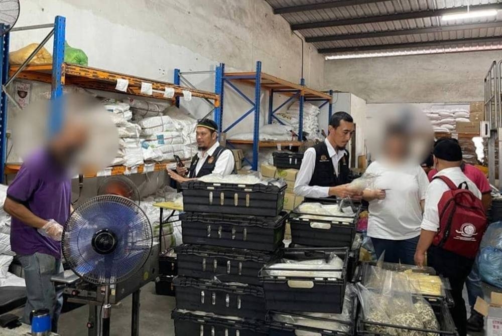 Pegawai penguat kuasa Jabatan Kesihatan Negeri Pahang dan Pejabat Kesihatan Daerah melakukan pemeriksaan ke atas kilang makanan pada Operasi Premis Makanan Bersih, Penguatkuasaan Program Jaminan Keselamatan Makanan dan Kebolehkesanan Makanan Negeri Pahang 2023 di sini pada Khamis dan Jumaat.