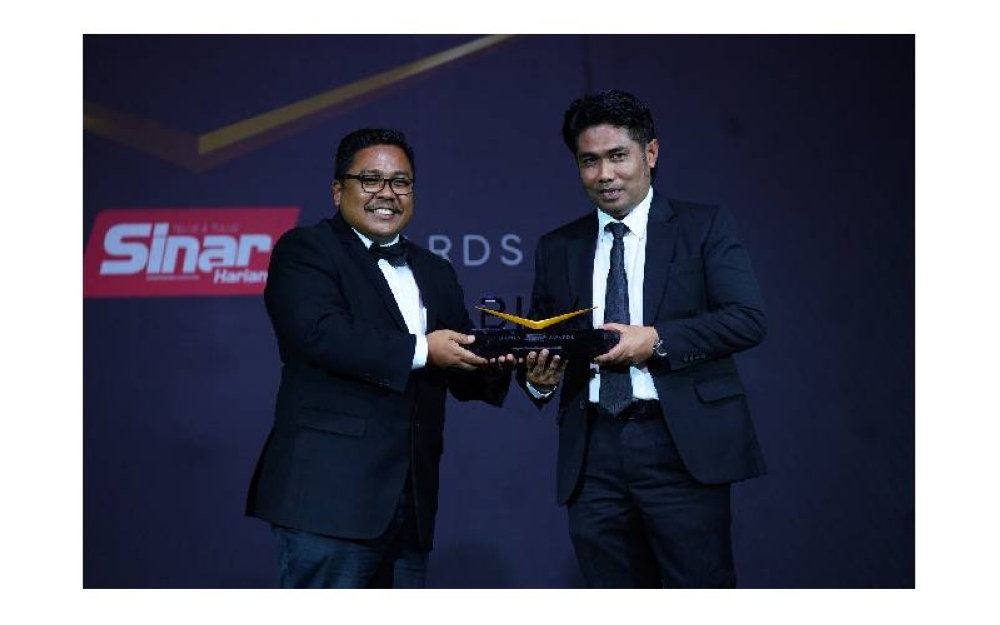 Pengarah Urusan Arisprop Holdings Sdn Bhd, Datuk Haris Embong (kanan) menerima trofi Bisnes Sinar Harian Awards (BISA) daripada Ketua Pengarang Kumpulan Sinar Harian, Zamri Rambli pada 23 Februari lalu.
