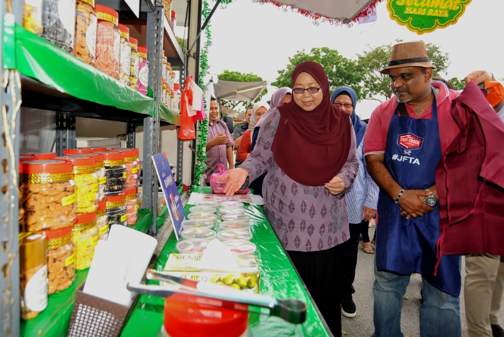 Fuziah (kiri) melawat gerai selepas melancarkan Fiesta Food Truck Menu Rahmah di Angsana Mall Johor Bahru, Johor Bahru, pada Jumaat.