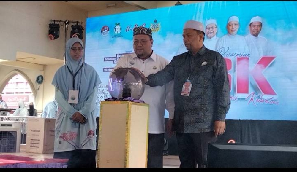 Abdullah (tengah) ketika merasmikan Program Penutup Festival Beliwanis Kelantan, pada Jumaat.