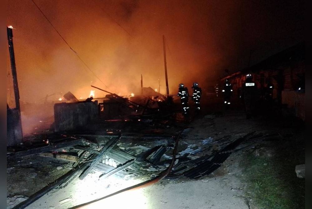 Lapan rumah di Jalan Haji Hassan 3, Kampung Pertanian, Masai musnah dalam kebakaran, pada Jumaat.