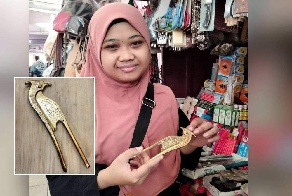 Syazirah memegang kati tembaga berkepala burung yang kebanyakannya dibeli sebagai perhiasan. Gambar kecil: Kacip pinang atau kati berkepala burung.