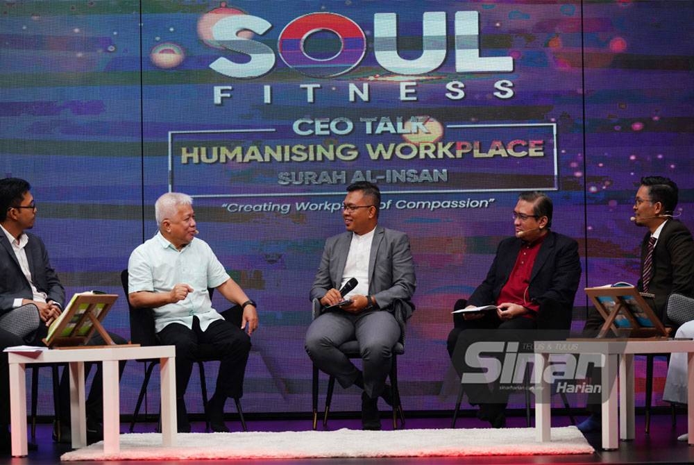 Hussamuddin (dua dari kanan) menjawab pertanyaan moderator, Khairul Haffiz pada program Soul Fitness CEO Talk: Humanising Workplace Surah Al-Insan di Studio My#Qurantime, Kumpulan Karangkraf, Shah Alam pada Jumaat.