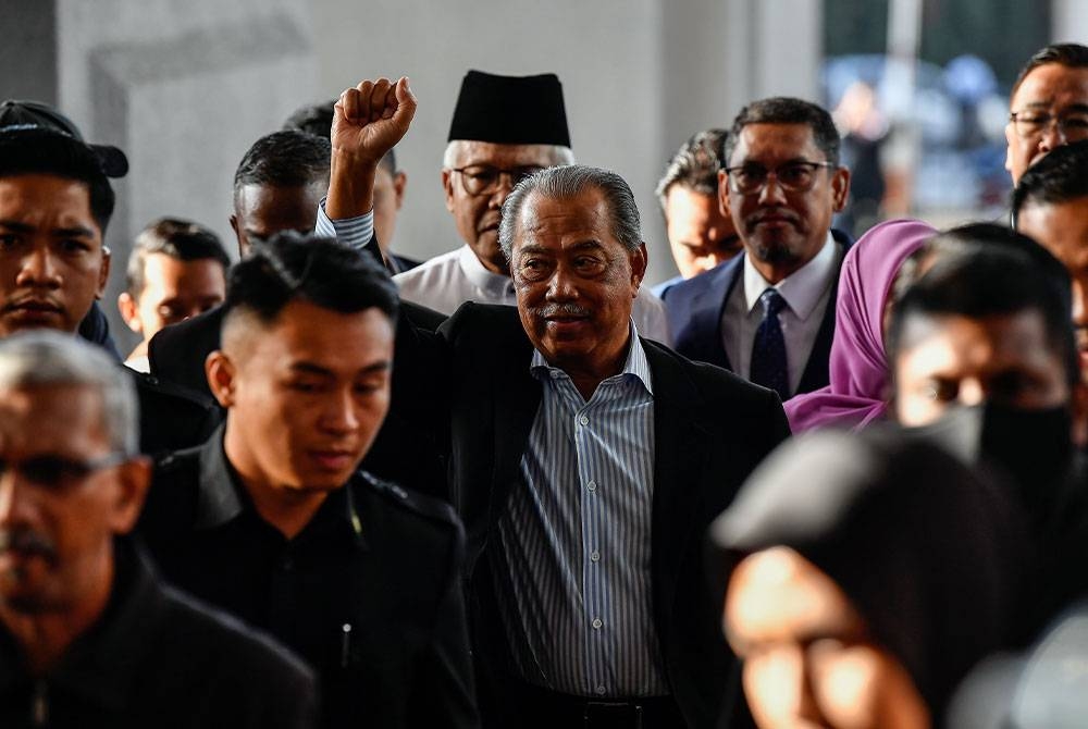 Muhyiddin didakwa enam pertuduhan salah guna kuasa untuk rasuah berjumlah RM232.5 juta dan pengubahan wang haram sebanyak RM195 juta, antara tahun 2020 hingga 2022 lalu.