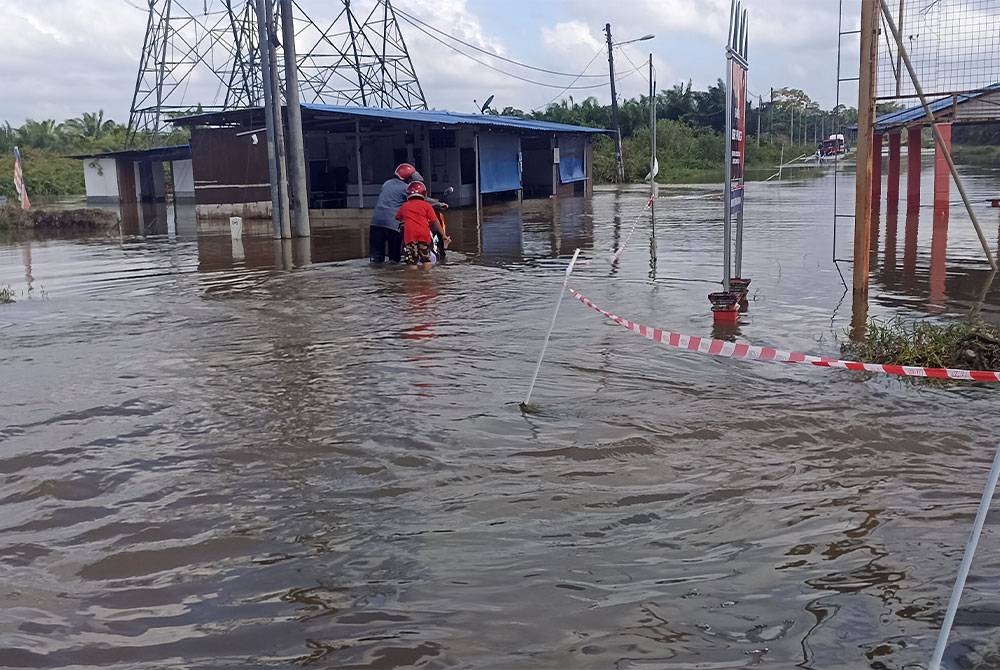 Keadaan banjir di sekitar Batu Pahat.