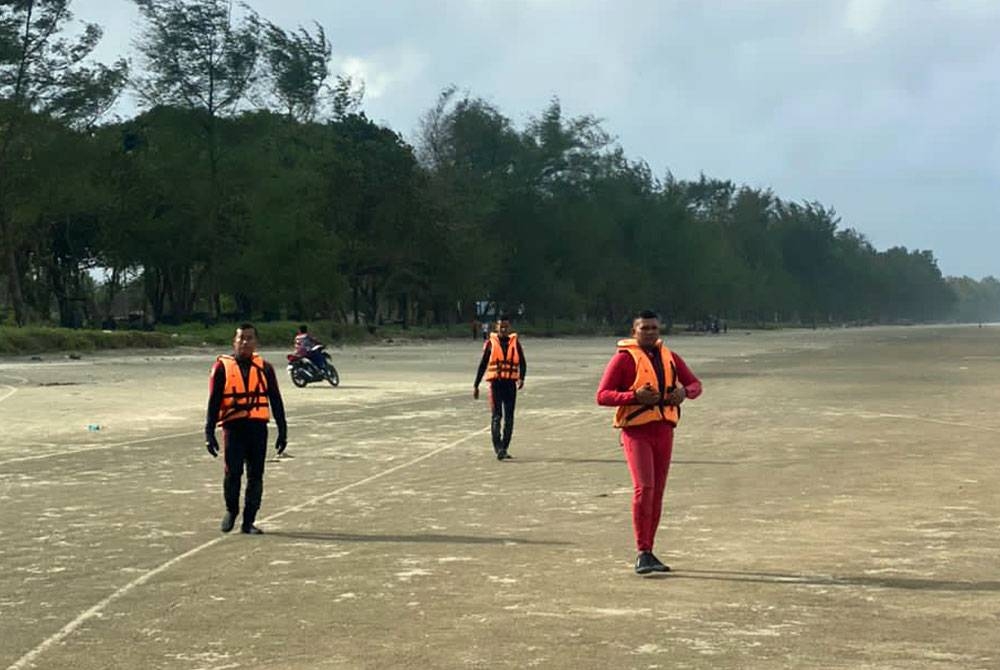 Pasukan penyelamat melakukan rondaan di sepanjang pesisir Pantai Cempaka hingga ke Pantai Sepat bagi mengesan mangsa yang hilang dihanyutkan arus ketika mandi di Pantai Cempaka di sini pada Jumaat.