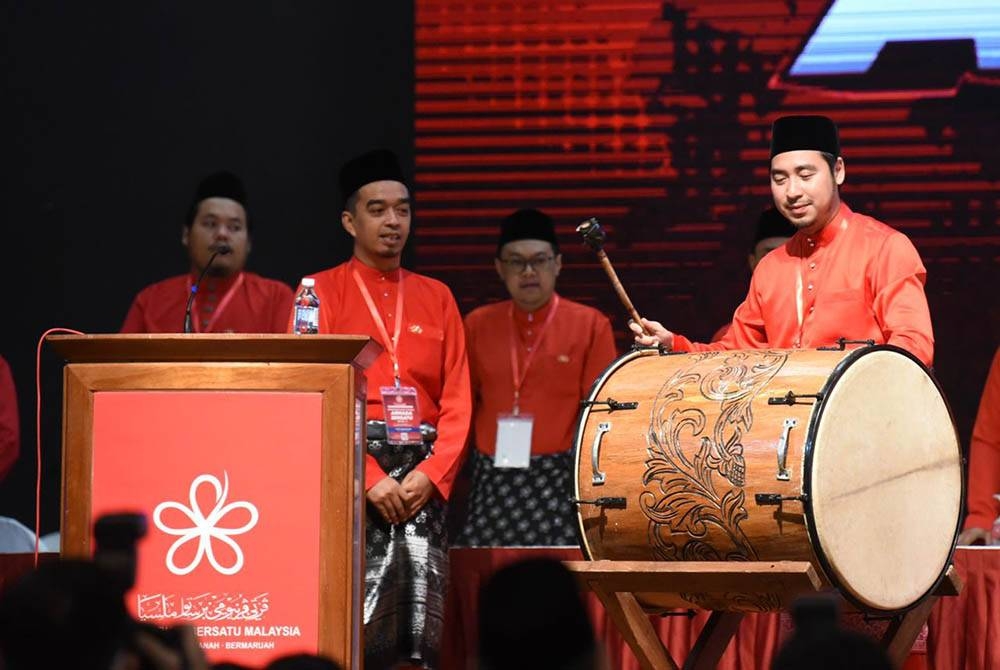 Wan Ahmad Fayhsal melakukan gimik perasmian A’BRO dan PASKAR pada Perhimpunan Agong tahunan Armada.