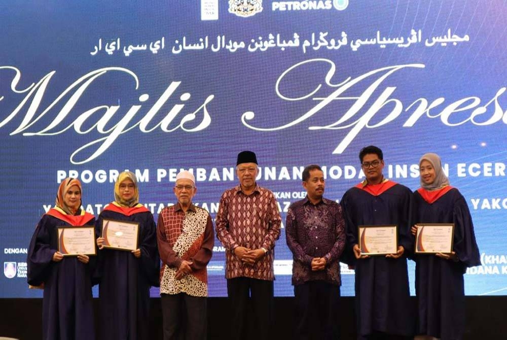 Empat usahawan terbaik bagi Program Reskilling & Upskilling: empower ECER Micro/New Entrepreneurship Development 2022 bergambar bersama Ahmad (tengah) di Majlis Apresiasi, pada Khamis.