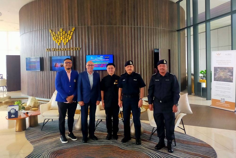 Azmi (dua dari kanan) bersama Vincent Tiew (tiga dari kanan) dan Vincent Choo (dua dari kiri) semasa Program Polis Kuala Lumpur bersama Komuniti: Town Hall Discussion sempena Hari Polis ke-216 Tahun 2023 di Bukit Jalil pada Sabtu.