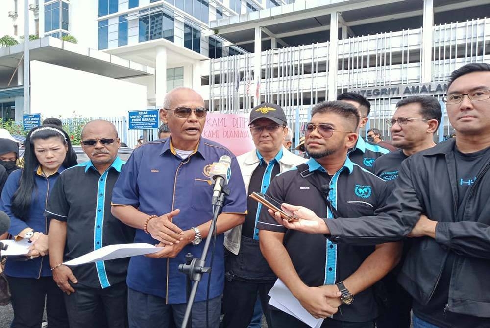 Hishamuddin (empat dari kiri) ketika sidang akhbar di perkarangan IPD Sentul pada Sabtu.