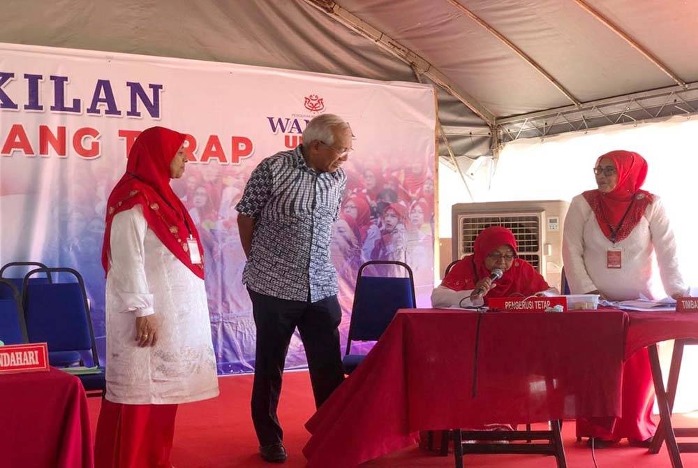 Mahdzir (dua dari kiri) meninjau Mesyuarat Sayap-Sayap UMNO Bahagian Padang Terap di Padang Terap pada Sabtu.