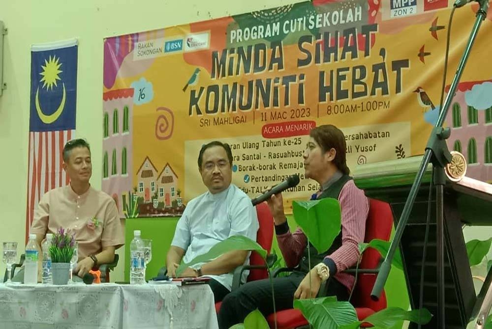 Dari kanan: Dr Hamdan dan Azli serta moderator program, Syed Zairus Syed Zainal Khooki pada Program Bicara Komuniti Sri Mahligai - Komuniti Sihat Tolak Rasuah.