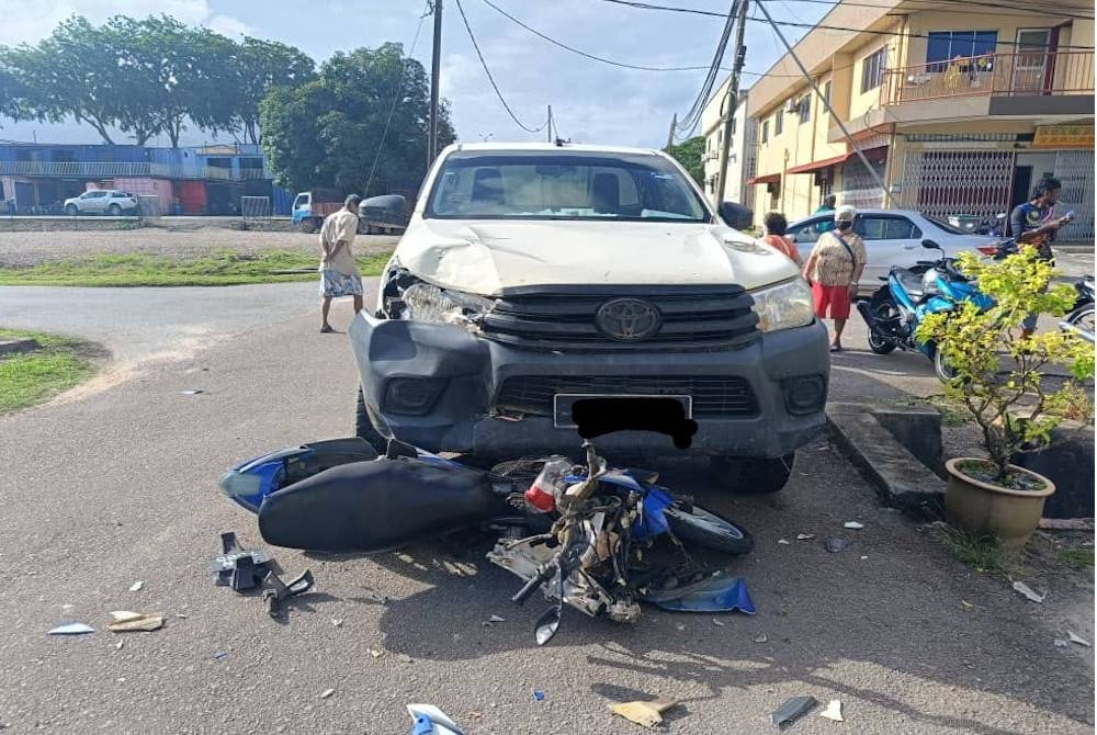 Motosikal ditunggang mangsa dilanggar sebuah pacuan empat roda di Jalan Paya 1, Kampung Paya pada pagi Sabtu.