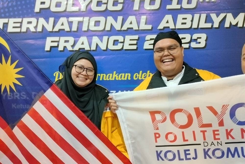 Salahuddin bersama jurulatih, Syazwani Ahmad yang bakal ke Perancis bagi menyertai pertandingan 10th International Abilympics 2023 bagi kategori memasak individu.