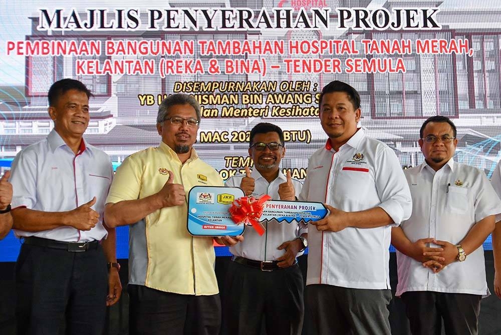 Lukanisman (dua dari kanan) menerima replika kunci daripada Timbalan Ketua Pengarah Kerja Raya (Sektor Bangunan), Ir Rahmat Abd Rahman pada Majlis Penyerahan Projek Pembinaan Tambahan Hospital Tanah Merah pada Sabtu. - Foto: Bernama