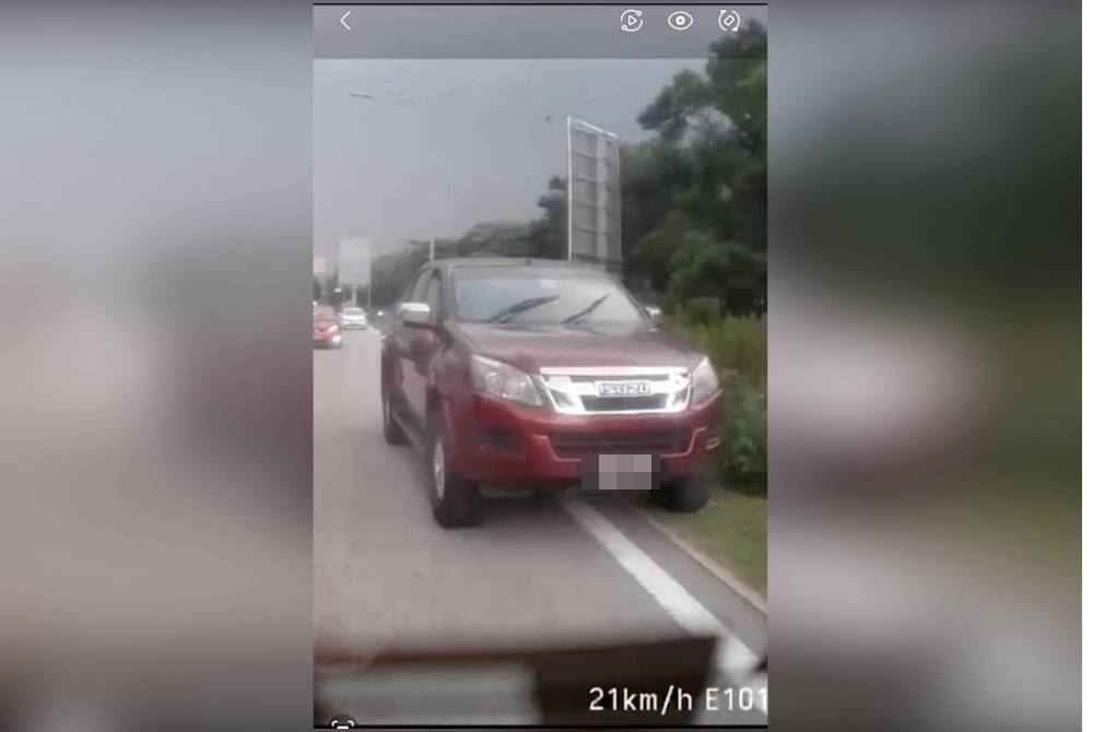 Tular rakaman video sebuah pacuan empat roda dipandu melulu sebelum melanggar sebuah Perodua Axia di Lebuhraya Persekutuan menghala Shah Alam pada Sabtu.