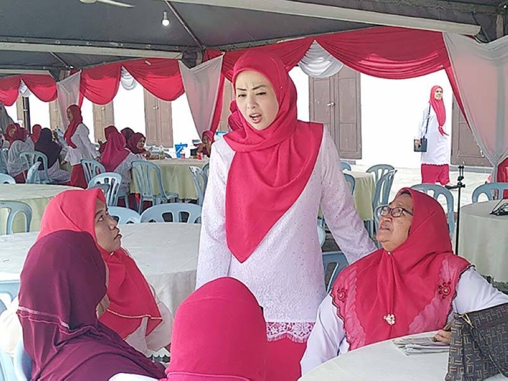 Nurulhidayah (berdiri) menyantuni perwakilan Wanita UMNO Bahagian Bagan Datuk di Wisma UMNO Bagan Datuk di sini pada Sabtu.