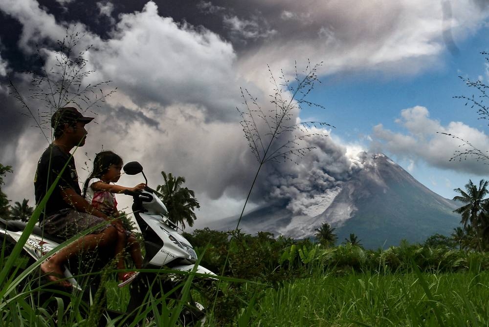 Asap tebal menjulang tinggi semasa letusan Gunung Merapi di Pulau Jawa, Indonesia. - AFP