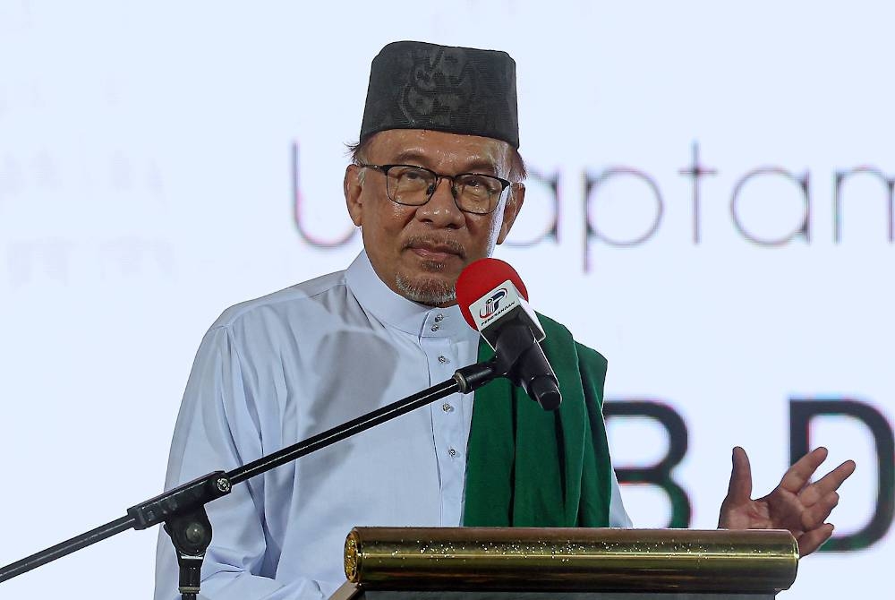 Anwar menyampaikan ucapan pada program Selawat dan Munajat Perdana Untuk Malaysia bertemakan ‘Mahabbah Rasulullah Asas Kejayaan Malaysia MADANI’ di Stadium Bola Sepak Kuala Lumpur malam ini. - Foto Bernama