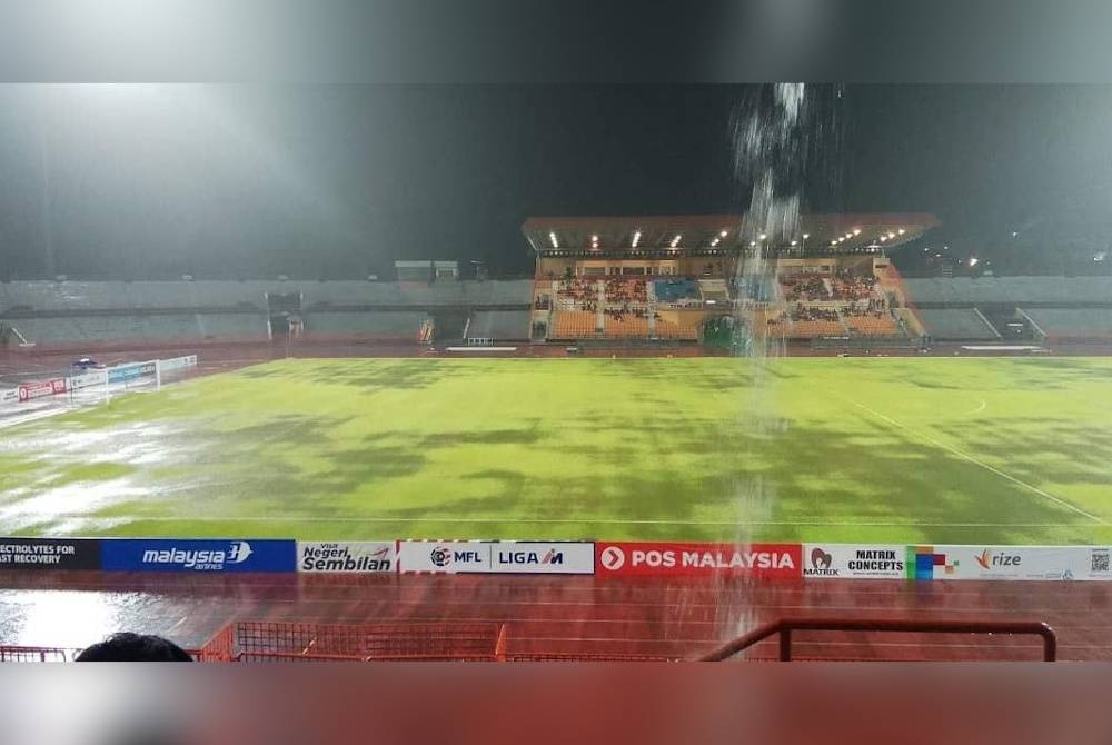 Keadaan padang Stadium Tuanku Abdul Rahman, Paroi yang menjadi venue perlawanan Negeri Sembilan menentang KL City malam ini.
FOTO : Ehsan Pembaca