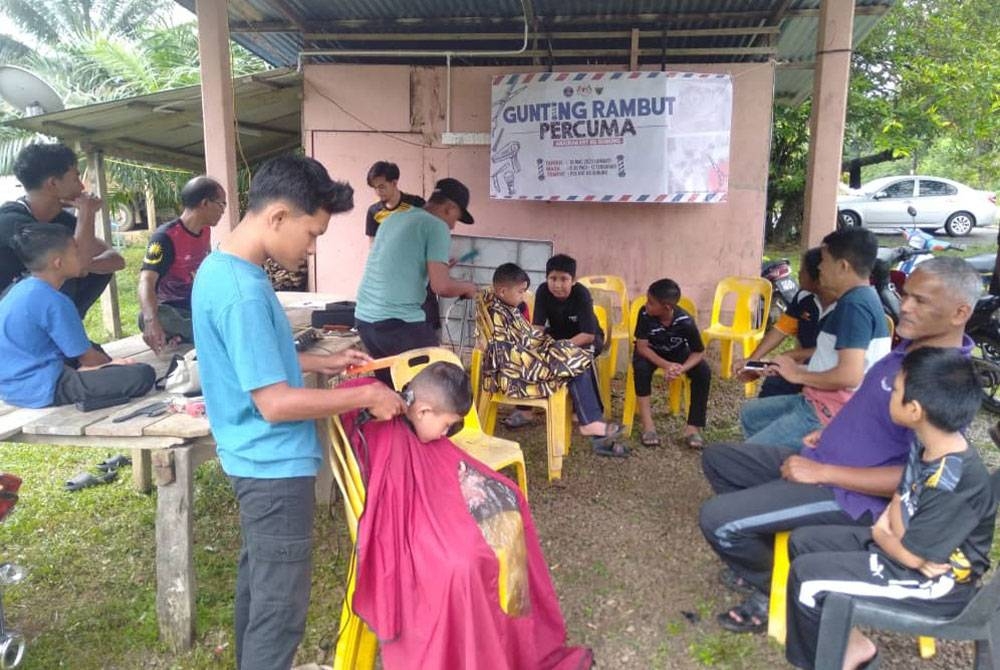 Tukang gunting tekun menggunting rambut peserta yang menyertai program diadakan secara percuma itu.