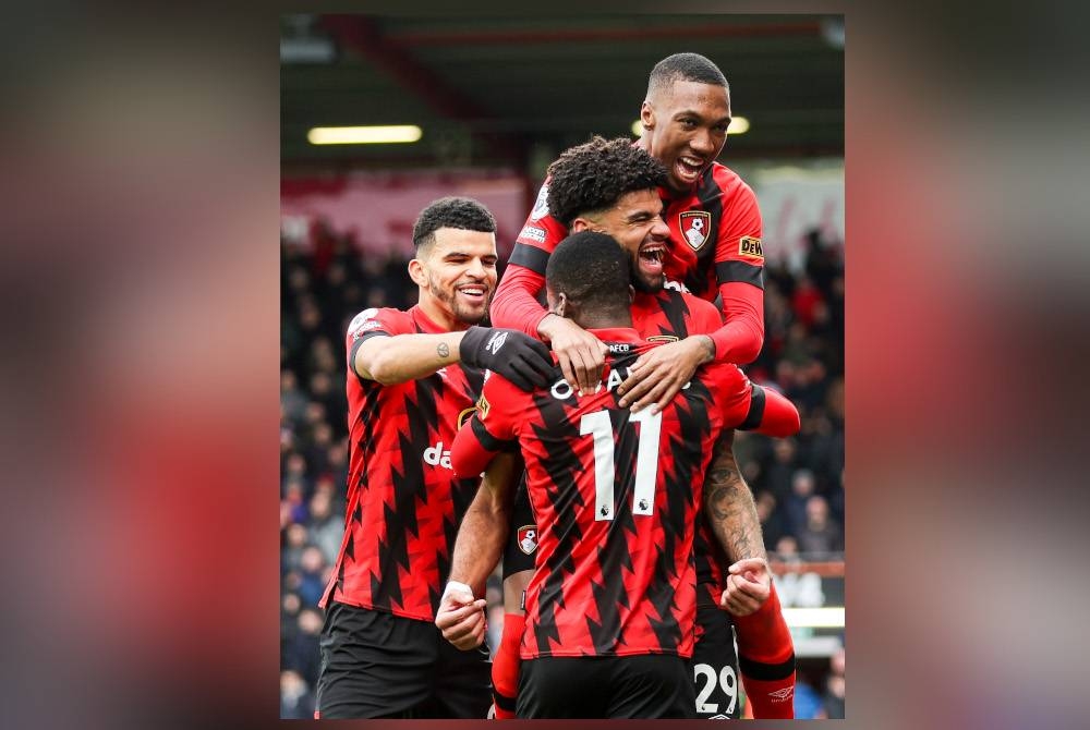 Billing meraikan jaringan bersama pemain Bournemouth ketika menewaskan Liverpool 1-0 di Stadium Vitality pada Sabtu. - Foto Agensi