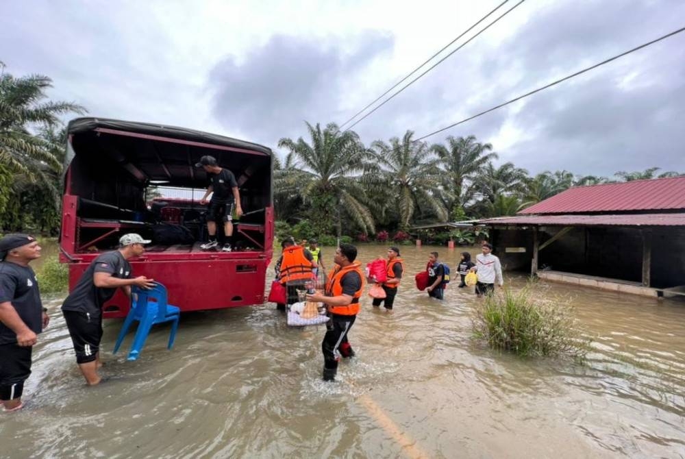 Mangsa banjir di Johor menunjukkan sedikit peningkatan pada pagi Ahad. - Foto Facebook Polis Daerah Batu Pahat