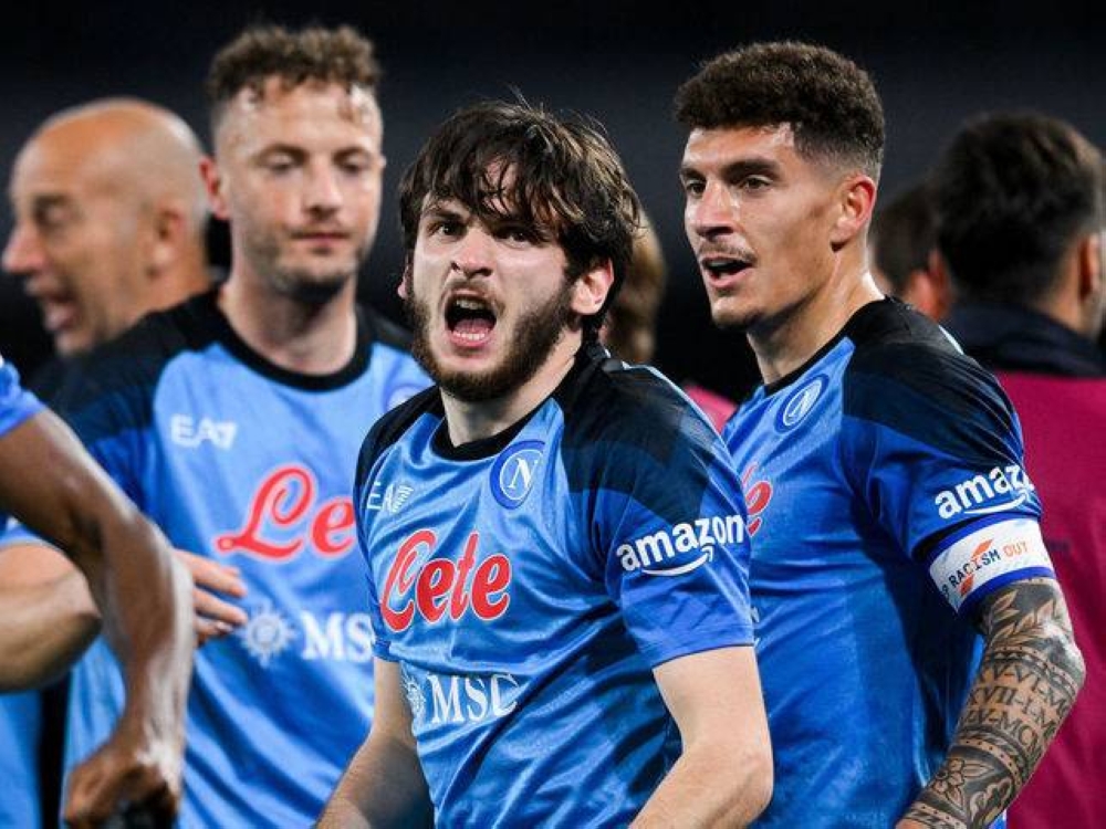 Kvaratskhelia (depan) meledak satu gol ketika membantu Napoli menewaskan Atalanta 2-0 dalam saingan Serie A pada Ahad. - Foto Agensi