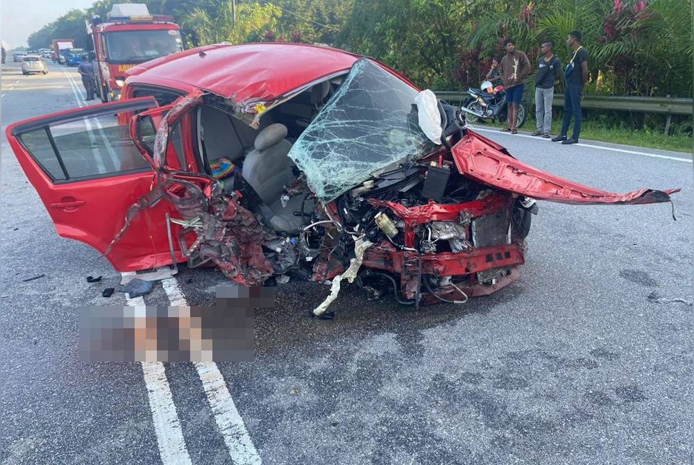 Keadaan kereta Perodua Myvi dipandu mangsa yang terlibat dalam kemalangan di KM 77.5 Jalan Ipoh-Kuala Lumpur di sini pada pagi Ahad. - Foto IPD Tapah