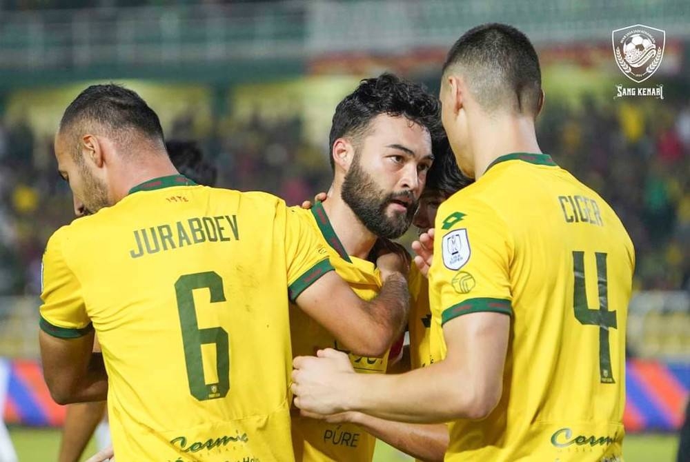 Manuel Ott (tengah) tidak dapat diturunkan ketika menentang Kelantan United di Kota Bharu bagi aksi Liga Super pada Isnin kerana dilayangkan kad merah. - Foto KDA FC