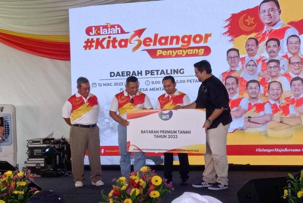 Amirudin (dua dari kiri) menerima penyerahan bayaran premium tanah 2023 pada Program Jelajah #Kita Selangor Penyayang di Petaling Jaya.