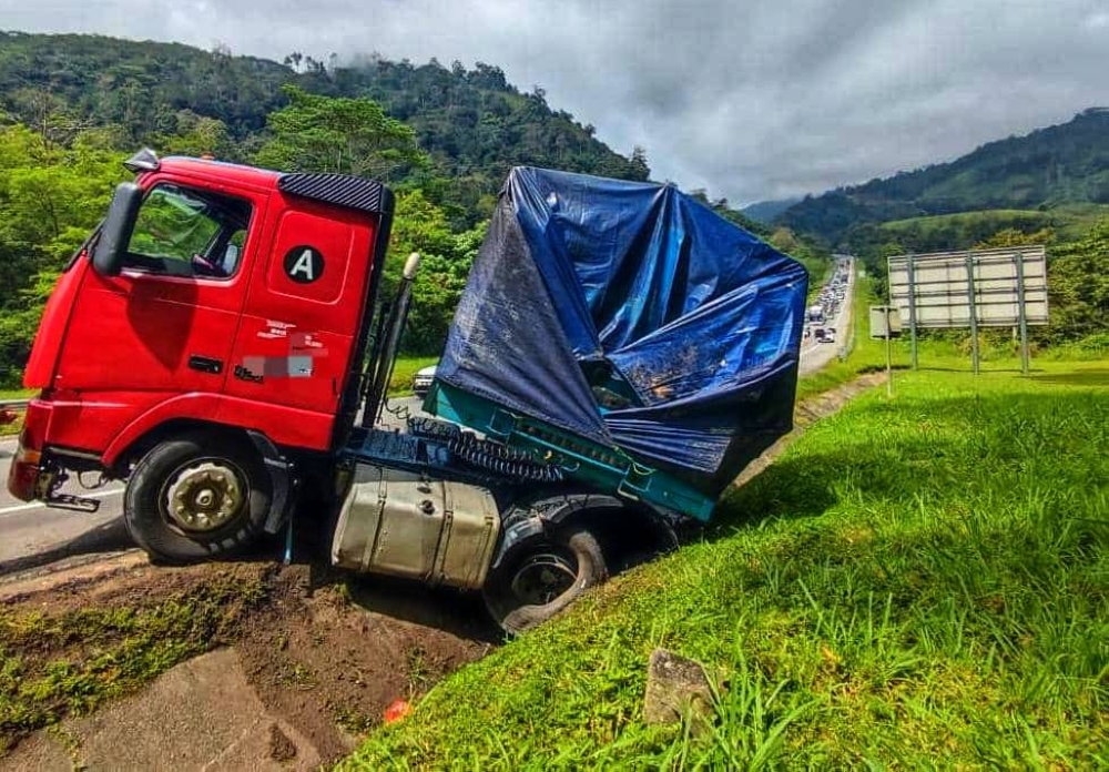 Treler yang membawa muatan baja hilang kawalan menyebabkan kesesakan hampir enam kilometer di KM40.9, Lebuhraya Kuala Lumpur-Karak (KLK) pada Ahad. - Foto ihsan PDRM