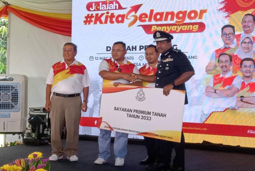 Amirudin (dua dari kiri) menerima replika cek bayaran premium tanah 2023 dalam Program Jelajah #Kita Selangor Penyayang di Petaling Jaya.