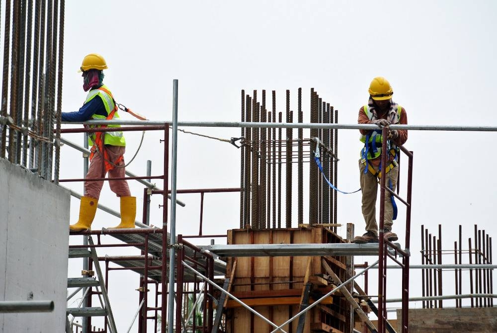 Setakat 22 Januari lepas, terdapat 399,827 warga Indonesia bekerja di Malaysia dalam sektor perkilangan, pembinaan, perladangan, perkhidmatan, pertanian, pembantu rumah asing, perlombongan dan pengkuarian.(Gambar hiasan) - Foto 123rf